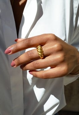 RIVER. Gold Twist Croissant Ring 
