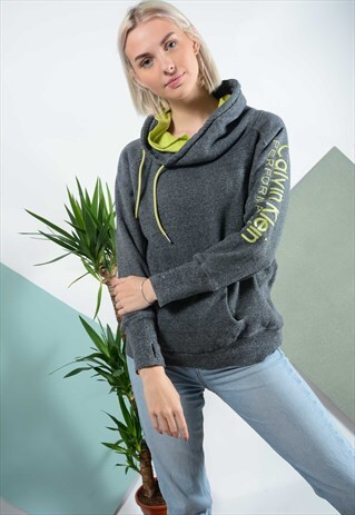 CALVIN KLEIN HOODIE IN GREY WITH SPELL OUT LOGO.