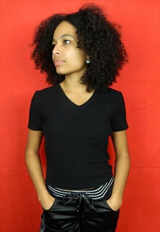 BLACK MINIMAL CROP T SHIRT