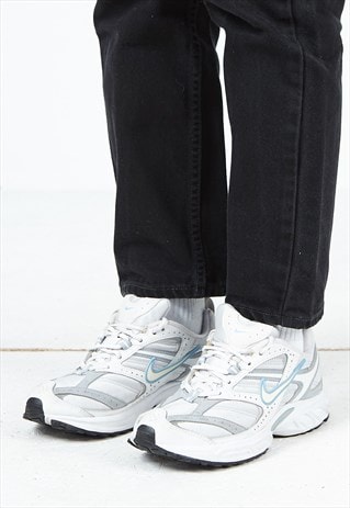 VINTAGE WHITE NIKE RUNNING TRAINERS