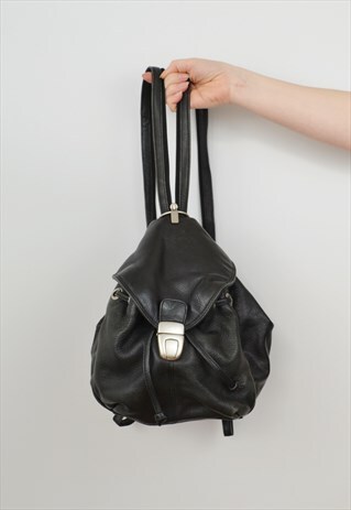ZIP UP STRAP BACKPACK