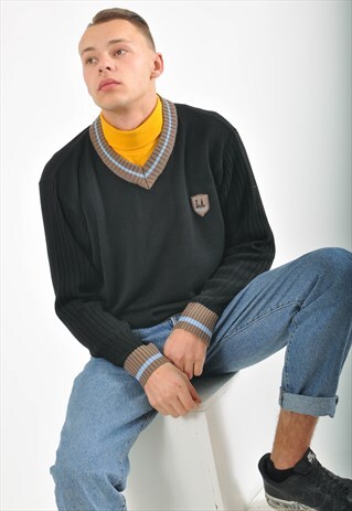 VINTAGE V NECK JUMPER IN BLACK