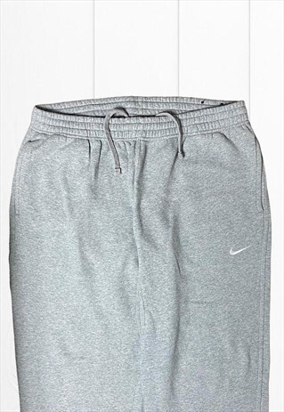 CLASSIC NIKE SOLO SWOOSH ESSENTIALS FLEECE JOGGERS IN GREY