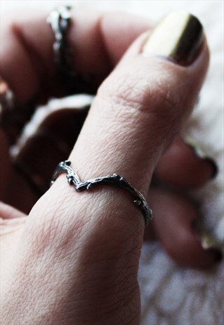 HYSMINAI SINGLE WISHBONE GOTHIC THORN STERLING SILVER RING