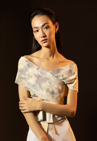 WRAP OFF-SHOULDER CROP TOP IN PRINT