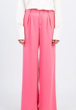High-waisted wide pink leg pants. Pleat detail