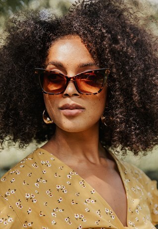 WIDE CLASSIC CAT EYE SUNGLASSES TORTOISE SHELL