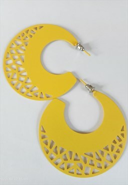 Yellow metal retro hoop earrings.