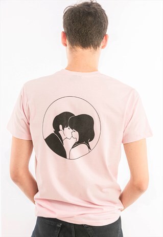 GRAPHIC T-SHIRT IN PINK WITH ROMANTIC KISS DESIGN