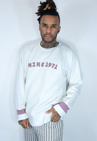 VINTAGE EMBROIDED NIKE SWEATSHIRT