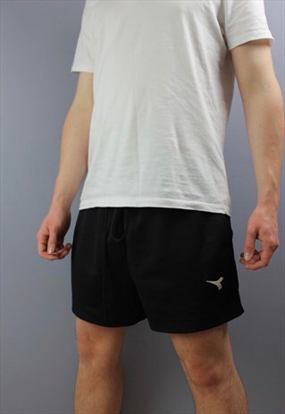 VINTAGE DIADORA SHORTS IN BLACK WITH PRINTED LOGO, POCKETS A