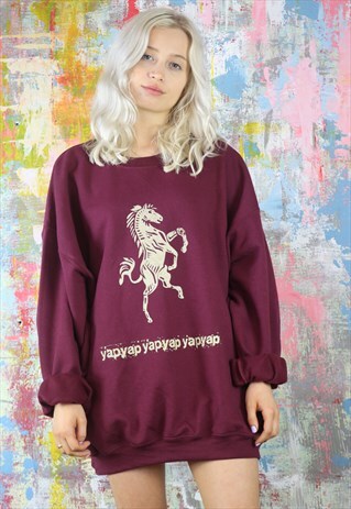 SWEATSHIRT IN MAROON WITH GOLD YAPYAP HORSE PRINT