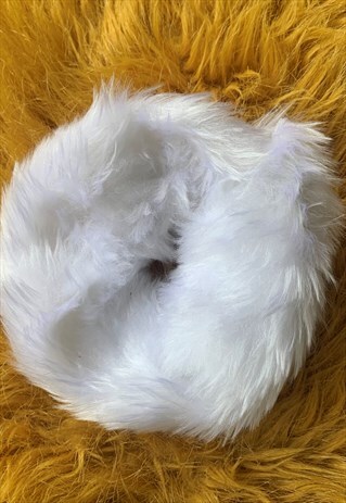 LARGE FLUFFY SCRUNCHIE