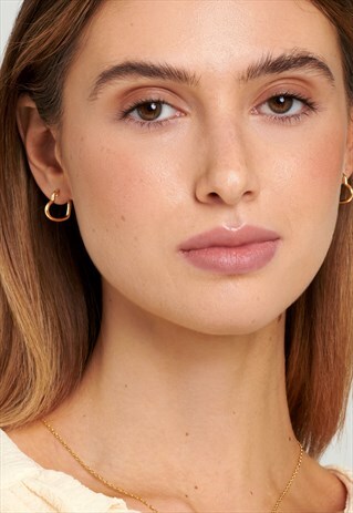 HEART SHAPED HOOP EARRINGS IN GOLD
