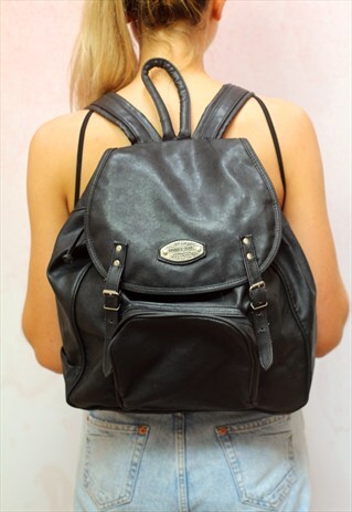 1990S VINTAGE FAUX VEGAN LEATHER JET BLACK BACKPACK
