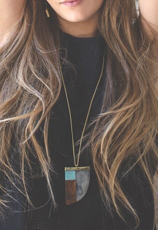 LONG BRASS AND RESIN WOOD NECKLACE WITH SHELLS MUM GIFT