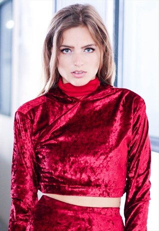 CROPPED CRUSHED VELVET HOODIE WITH LONG SLEEVES IN RED