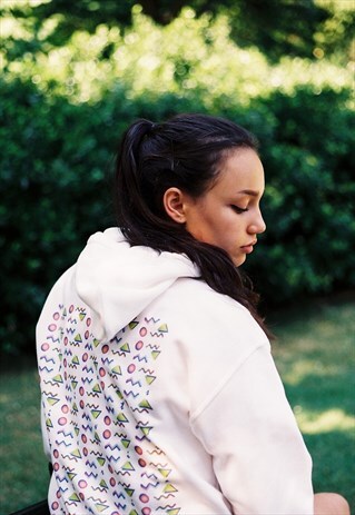 WHITE HOODIE WITH 80'S GEOMETRIC DESIGN