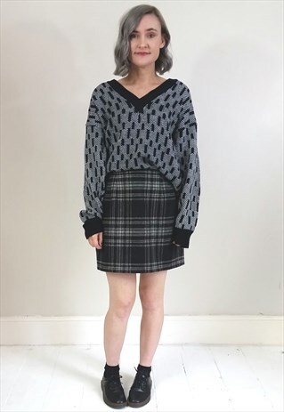 VINTAGE 80'S BLACK AND WHITE V-NECK OVERSIZED JUMPER