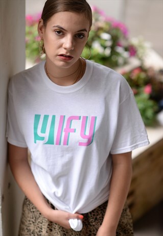 OVERSIZED T-SHIRT IN WHITE WITH GRAPHIC LOGO.