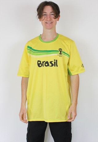 VINTAGE BRAZIL FOOTBALL SHIRT IN YELLOW WITH PRINT LOGO.