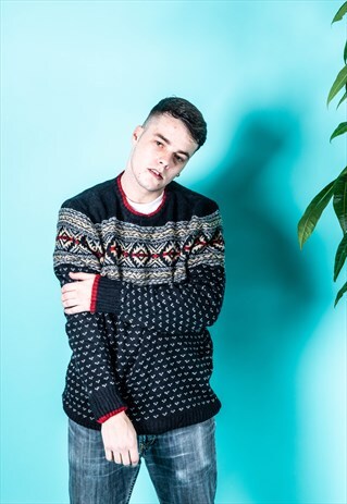 VINTAGE JUMPER IN A BLUE, RED AND BEIGE PATTERN