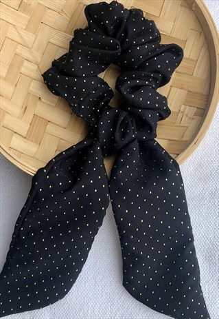 SCRUNCHIE WITH REMOVABLE SCARF TIE IN BLACK SPOT