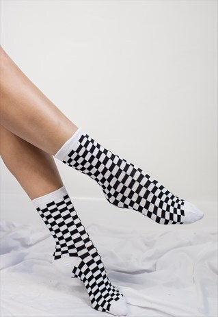 BACK AND WHITE CHECKERED SOCKS