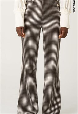 Mid-waist flared pants. Side zipper pockets on the front