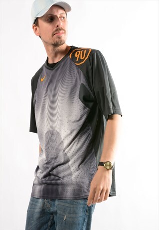 NIKE SPORTS TEE SHIRT.