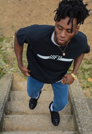 STRIPE LOGO T-SHIRT IN BLACK.