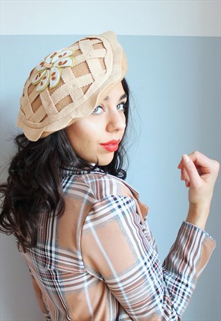 BROWN BERET WITH APPLE PIE FELT DETAIL
