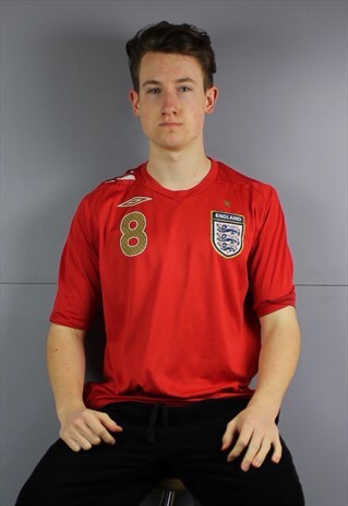 VINTAGE UMBRO ENGLAND FOOTBALL SHIRT IN RED WITH PRINTED AND