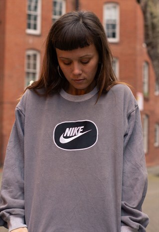 VINTAGE 90S NIKE TRAINING SPELLOUT SWEATSHIRT IN GREY