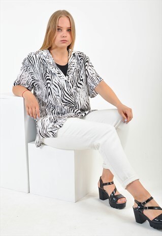 VINTAGE BLOUSE IN BLACK AND WHITE