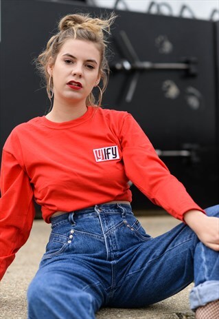 LONG SLEEVED T-SHIRT IN RED WITH LOGO PATCH.