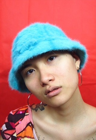BLUE BUBBLEGUM FLUFFY BUCKET HAT