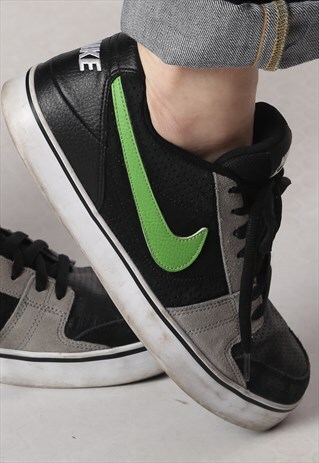 NIKE UK 9 , US 10 . SKATER TRAINERS (DCK)