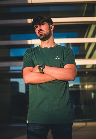 BASIC BOTTLE GREEN PIPES T-SHIRT