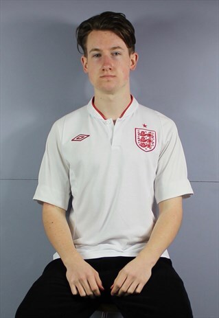 VINTAGE UMBRO ENGLAND FOOTBALL SHIRT IN WHITE WITH EMBROIDER
