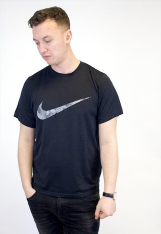VINTAGE NIKE T-SHIRT.