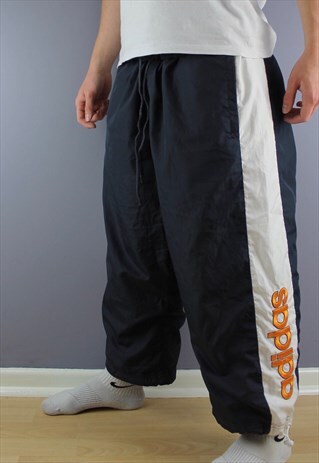 VINTAGE ADIDAS 3/4 LENGTH SHORTS IN NAVY WITH POCKETS AND EM
