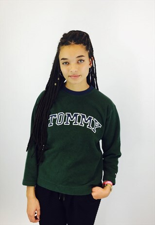 TOMMY HILFIGER EMBROIDERED SPELLOUT 90S SWEATSHIRT