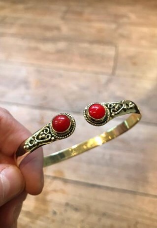 GOLD TONE DETAILED BRACELET WITH RED STONE