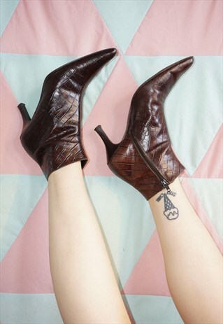 VINTAGE 90S ITALIAN MOCK CROC POINTED TOE LEATHER ANKLE BOOT
