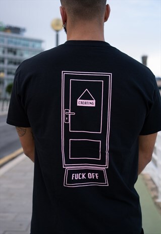 SHORT SLEEVED GRAPHIC T-SHIRT IN BLACK WITH UNDERRATED PRINT