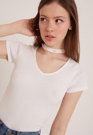 T-SHIRT WITH COWRIE SHELL CHOKER - WHITE