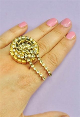 VINTAGE 60S RHINESTONE & GOLD METAL ROUND TASSEL BROOCH