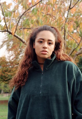 FLEECE IN GREEN WITH WOVEN LABEL DETAILS