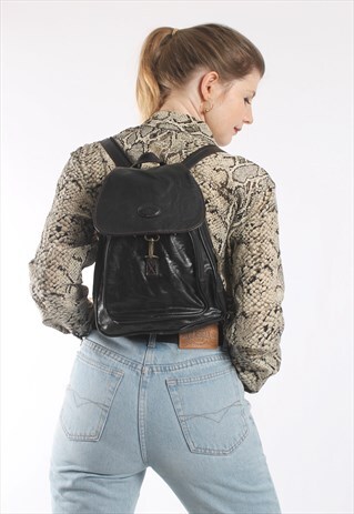 VINTAGE 90S FLAP BACKPACK IN BLACK FAUX LEATHER